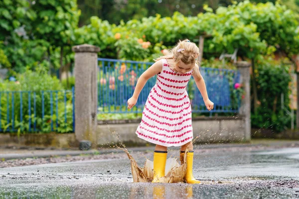 Szczęśliwa Mała Przedszkolanka Żółtych Butach Przeciwdeszczowych Spacerująca Podczas Kałuży Cute — Zdjęcie stockowe