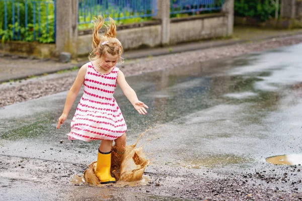 Felice Bambina Età Prescolare Indossando Stivali Pioggia Gialli Camminando Durante — Foto Stock