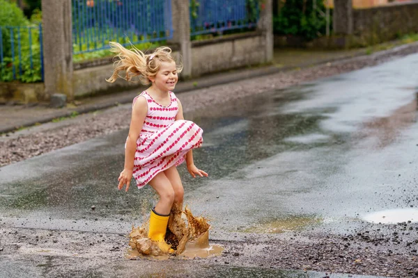 Gelukkig Kleuter Meisje Draagt Gele Regenlaarzen Loopt Tijdens Plassen Schattig — Stockfoto