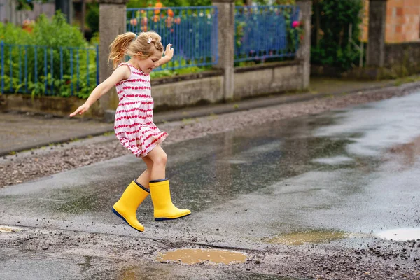 Sarı Çizme Giyen Birikintilerinde Yürüyen Mutlu Küçük Anaokulu Kızı Renkli — Stok fotoğraf
