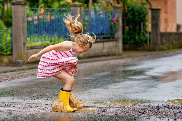 Feliz Niña Preescolar Con Botas Lluvia Amarillas Caminando Durante Los — Foto de Stock
