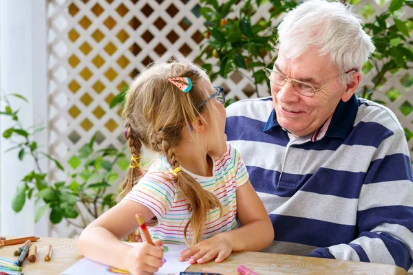 Feliz Positivo Bonito Pequena Menina Pré Escolar Bonito Avô Sênior — Fotografia de Stock