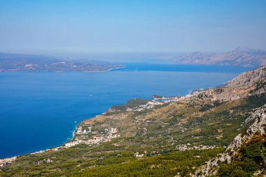 Hırvatistan 'ın Makarska Riviera kentinde güneşli yaz gününde manzara