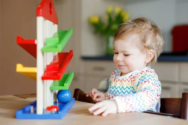 Pequena Menina Brincando Com Brinquedos Educativos Casa Berçário Criança Infantil — Fotografia de Stock