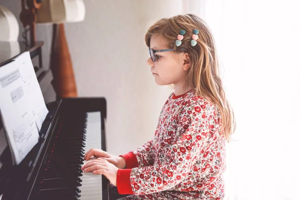 Niña Feliz Tocando Piano Sala Estar Lindo Niño Preescolar Con — Foto de Stock