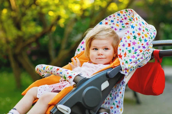 Portret Małej Słodkiej Uśmiechniętej Dziewczynki Siedzącej Wózku Dziecięcym Lub Wózku — Zdjęcie stockowe