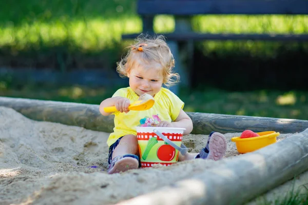 Glückliches Kleinkind Das Sand Auf Dem Spielplatz Freien Spielt Baby — Stockfoto