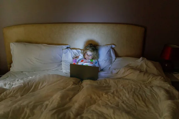 Sevimli Sevimli Küçük Yürümeye Başlayan Kız Yatakta Dizüstü Bilgisayarda Çizgi — Stok fotoğraf
