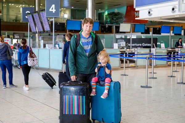 Χαριτωμένο Κοριτσάκι Και Πατέρας Στο Αεροδρόμιο Ευτυχισμένη Οικογένεια Που Ταξιδεύει — Φωτογραφία Αρχείου