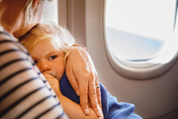 Жінка Подорожує Маленькою Дитиною Літаку Сумна Втомлена Дівчинка Яка Сидить — стокове фото