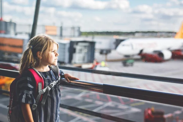 Маленька Дівчинка Аеропорту Чекає Посадку Велике Вікно Мила Дитина Стоїть — стокове фото