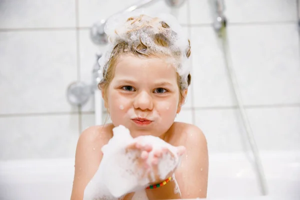 Şampuan Köpüğü Banyo Yapan Saçlarında Kabarcıklar Olan Tatlı Bir Çocuk — Stok fotoğraf