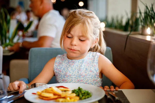 Schattig Klein Meisje Dat Ontbijt Resort Restaurant Gelukkig Kleuter Kind — Stockfoto