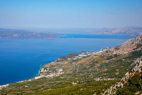 Hırvatistan Makarska Riviera Kentinde Güneşli Yaz Gününde Manzara — Stok fotoğraf