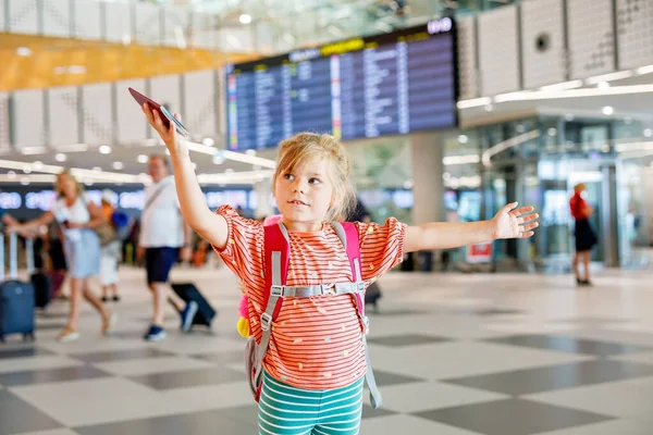 Malá Školačka Letištním Terminálu Šťastné Dítě Odlétá Dovolenou Letadlem Usmívající — Stock fotografie