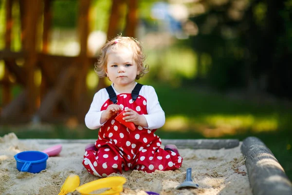 Söt Liten Flicka Leker Sand Utomhus Lekplats Vacker Baby Röda — Stockfoto