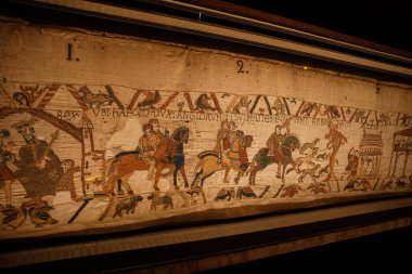 BAYEUX, FRANCE - 25 AĞUSTOS 2022 Bayeux Tapestry 'nin 11. Yüzyılda İngiltere' nin Norman işgalini tasvir eden detayları.