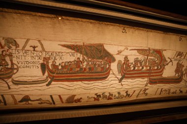 BAYEUX, FRANCE - 25 AĞUSTOS 2022 Bayeux Tapestry 'nin 11. Yüzyılda İngiltere' nin Norman işgalini tasvir eden detayları.