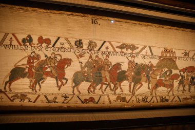 BAYEUX, FRANCE - 25 AĞUSTOS 2022 Bayeux Tapestry 'nin 11. Yüzyılda İngiltere' nin Norman işgalini tasvir eden detayları.