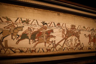 BAYEUX, FRANCE - 25 AĞUSTOS 2022 Bayeux Tapestry 'nin 11. Yüzyılda İngiltere' nin Norman işgalini tasvir eden detayları.