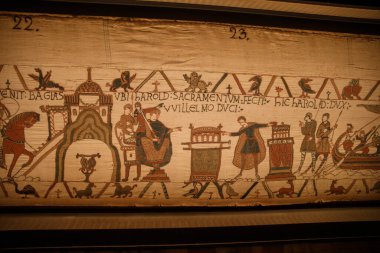 BAYEUX, FRANCE - 25 AĞUSTOS 2022 Bayeux Tapestry 'nin 11. Yüzyılda İngiltere' nin Norman işgalini tasvir eden detayları.