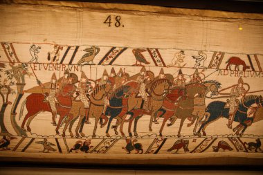 BAYEUX, FRANCE - 25 AĞUSTOS 2022 Bayeux Tapestry 'nin 11. Yüzyılda İngiltere' nin Norman işgalini tasvir eden detayları.