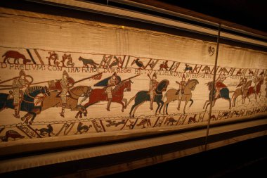 BAYEUX, FRANCE - 25 AĞUSTOS 2022 Bayeux Tapestry 'nin 11. Yüzyılda İngiltere' nin Norman işgalini tasvir eden detayları.