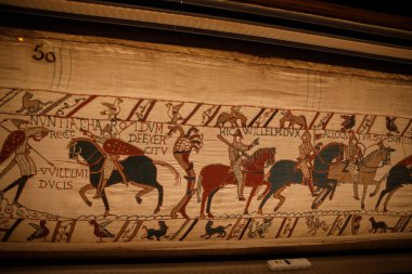 BAYEUX, FRANCE - 25 AĞUSTOS 2022 Bayeux Tapestry 'nin 11. Yüzyılda İngiltere' nin Norman işgalini tasvir eden detayları.