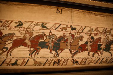 BAYEUX, FRANCE - 25 AĞUSTOS 2022 Bayeux Tapestry 'nin 11. Yüzyılda İngiltere' nin Norman işgalini tasvir eden detayları.