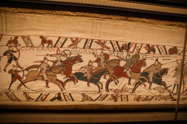 BAYEUX, FRANCE - 25 AĞUSTOS 2022 Bayeux Tapestry 'nin 11. Yüzyılda İngiltere' nin Norman işgalini tasvir eden detayları.