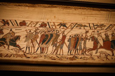 BAYEUX, FRANCE - 25 AĞUSTOS 2022 Bayeux Tapestry 'nin 11. Yüzyılda İngiltere' nin Norman işgalini tasvir eden detayları.