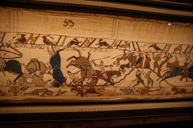 BAYEUX, FRANCE - 25 AĞUSTOS 2022 Bayeux Tapestry 'nin 11. Yüzyılda İngiltere' nin Norman işgalini tasvir eden detayları.