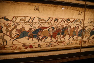 BAYEUX, FRANCE - 25 AĞUSTOS 2022 Bayeux Tapestry 'nin 11. Yüzyılda İngiltere' nin Norman işgalini tasvir eden detayları.