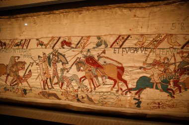 BAYEUX, FRANCE - 25 AĞUSTOS 2022 Bayeux Tapestry 'nin 11. Yüzyılda İngiltere' nin Norman işgalini tasvir eden detayları.