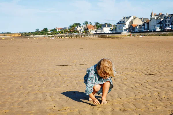 未就学児の女の子はノルマンディーのノーマンビーチで遊びます サンディ ショアーズの喜びを受け入れます そして 無料の探検 フランスでの幸せな子供と家族の休暇 — ストック写真