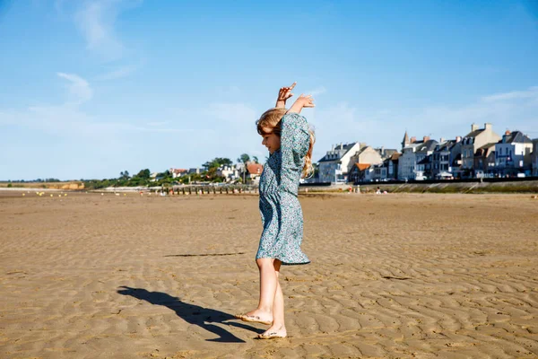 Vorschulmädchen Spielt Einem Normannischen Strand Der Normandie Und Umarmt Die — Stockfoto