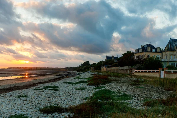 Widok Wschód Słońca Nadmorskiej Ulicy Grandcamp Maisy Malownicze Francuskie Miasto — Zdjęcie stockowe