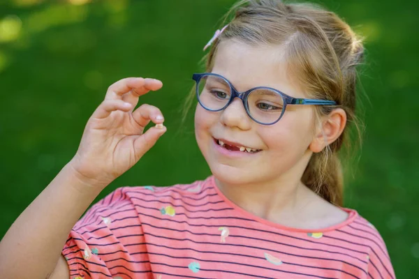 Portret Uroczej Przedszkolanki Okularach Dużej Szczelinie Zębów Świeżym Powietrzu Parku — Zdjęcie stockowe