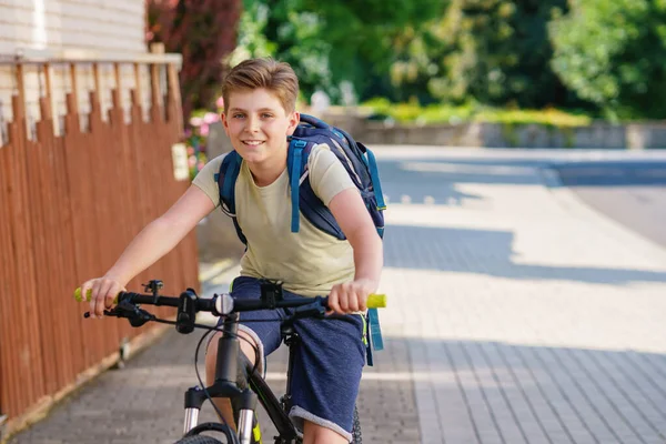 Schöner Vorpubertärer Junge Der Mit Dem Fahrrad Zur Schule Geht — Stockfoto