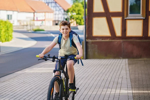 10代の少年が自転車で学校に通っている 十代の自転車に乗る 高校への安全な道だ 自転車にバックパック付きの幸せな子供の男の子 若い学生のための健康的な屋外活動 — ストック写真