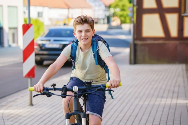 Przystojny Nastolatek Idzie Szkoły Rowerze Nastoletnia Jazda Rowerze Bezpieczna Droga — Zdjęcie stockowe