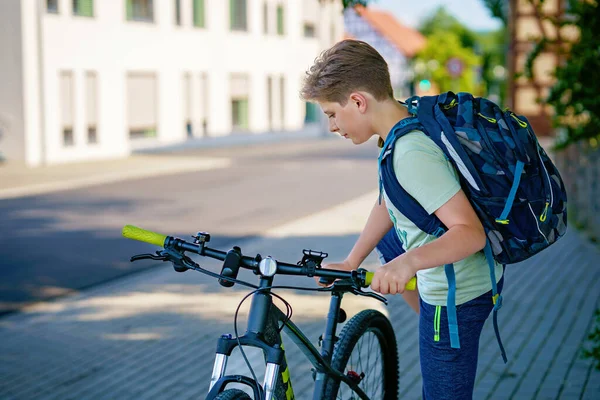 Przystojny Nastolatek Idzie Szkoły Rowerze Nastoletnia Jazda Rowerze Bezpieczna Droga — Zdjęcie stockowe