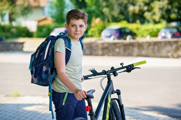 Menino Pré Adolescente Bonito Indo Para Escola Bicicleta Adolescente Anda — Fotografia de Stock