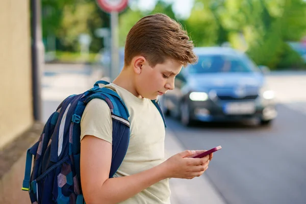 Snygg Tonåring Pojke Spelar Smartphone Mobilspel Inte Uppmärksamma Den Rörliga — Stockfoto