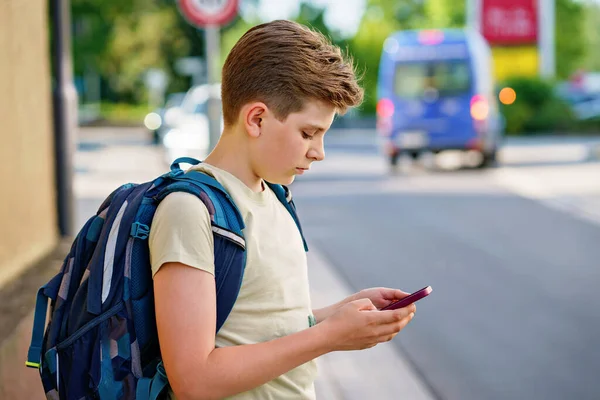 Knappe Tiener Jongen Spelen Van Smartphone Mobiele Games Besteedt Geen — Stockfoto