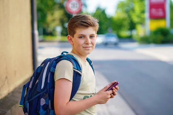 Przystojny Nastolatek Grający Smartfona Nie Zwraca Uwagi Poruszający Się Samochód — Zdjęcie stockowe