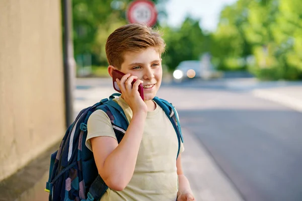 Akıllı Telefondan Konuşan Yakışıklı Genç Çocuk Okula Giderken Yolda Cep — Stok fotoğraf