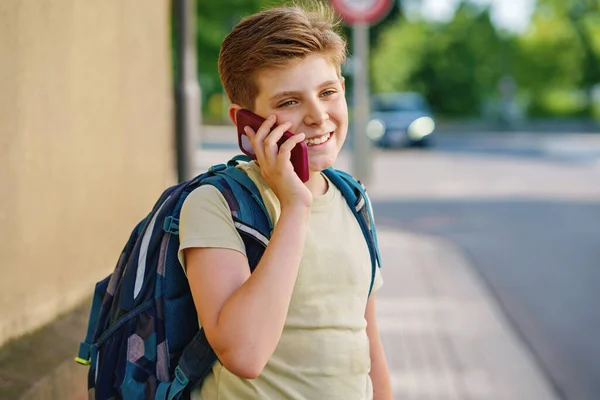 Красивий Хлопчик Підліток Говорить Смартфону Ятнадцять Дітей Мобільним Телефоном Вулиці — стокове фото