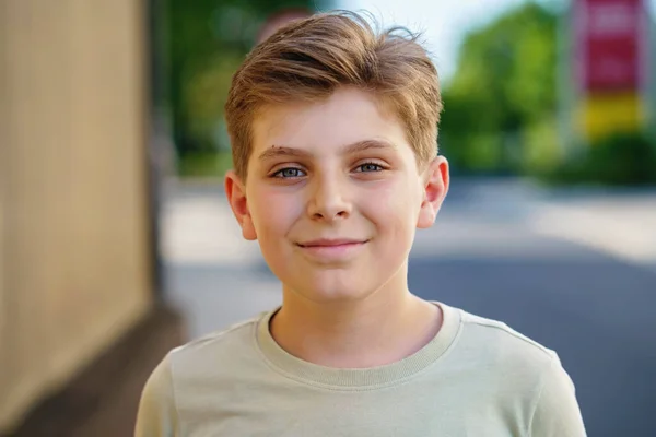 Porträtt Stilig Tonårspojke Vackert Lyckligt Barn Tittar Kameran Skolpojke Ler — Stockfoto