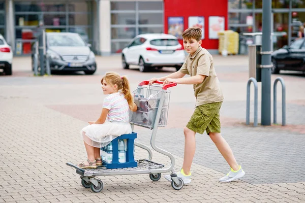 Bir Okul Çocuğu Bir Anaokulu Kızı Eğlenceli Bir Alışveriş Gezisinin — Stok fotoğraf